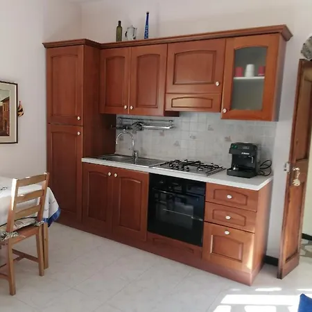 Monolocale Con Giardino E Parcheggio Privato Citra Zero Zero Ottanta Trentuno Lt 0281 * إمبيريا